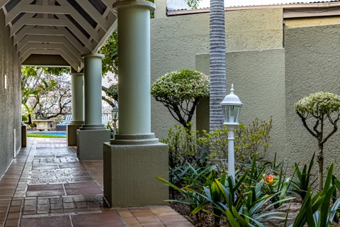 Loerie's Call Guest House & Francolin Lodge