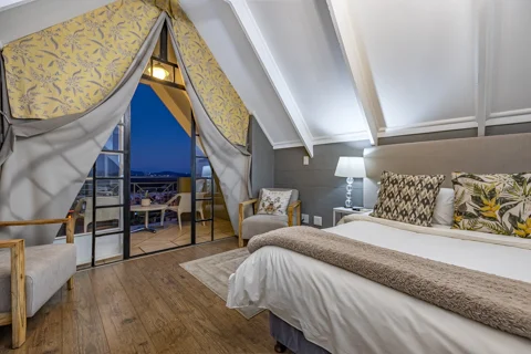 Deluxe Rooms | Loerie's Call Guest House