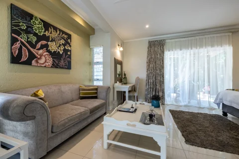 Executive Suites | Loerie's Call Guest House