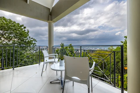 Executive Suites | Loerie's Call Guest House