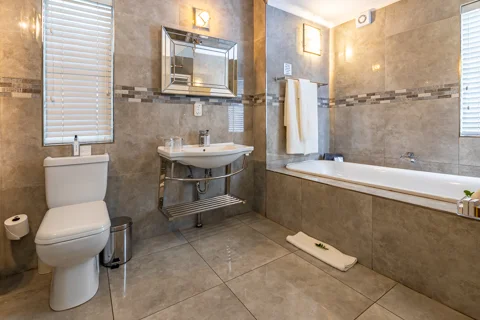 Executive Suites | Loerie's Call Guest House