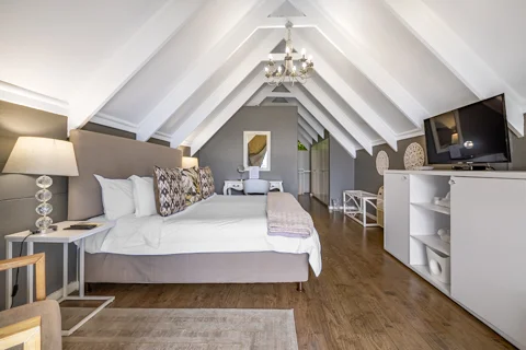 Deluxe Rooms | Loerie's Call Guest House